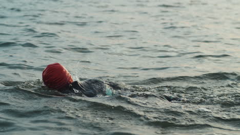 Frau-Schwimmt-Im-See,-Während-Sie-Für-Den-Triathlon-Trainiert